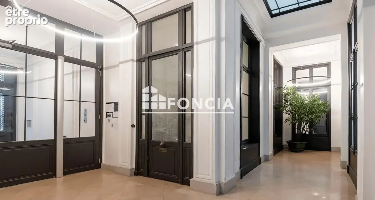 Appartement familial spacieux-immeuble haussmannien d'angle avec gardien-gare du nord - photo 2