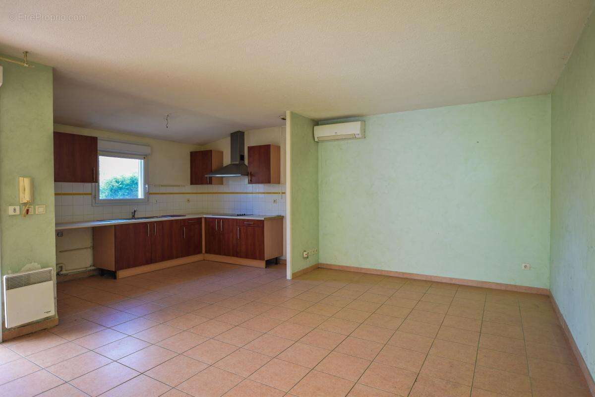 Maison de plain-pied avec garage et place de parking - photo 3