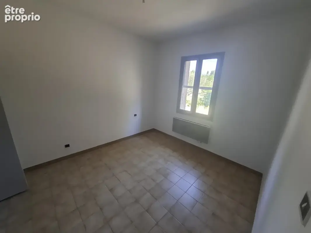 Maison de plain-pied avec cour et parking - photo 9