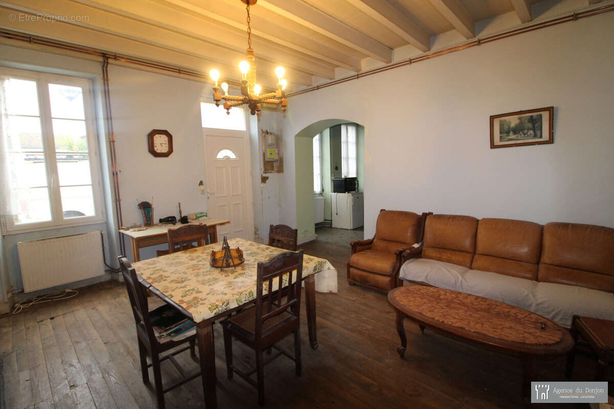 Maison à SAINT-GENIS-DE-SAINTONGE