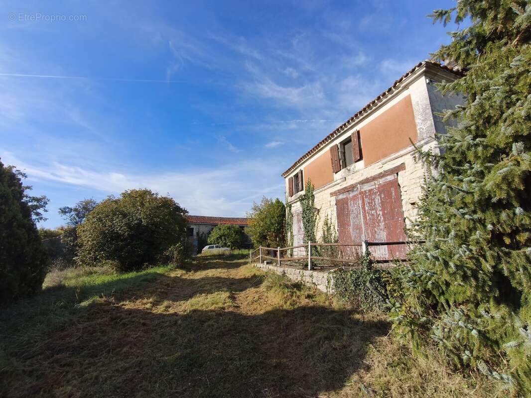 Maison à SAINT-GENIS-D'HIERSAC