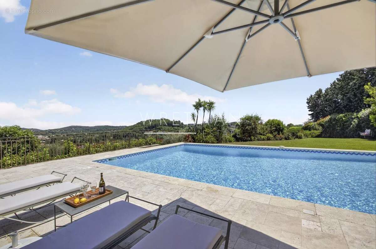 Maison à CHATEAUNEUF-GRASSE