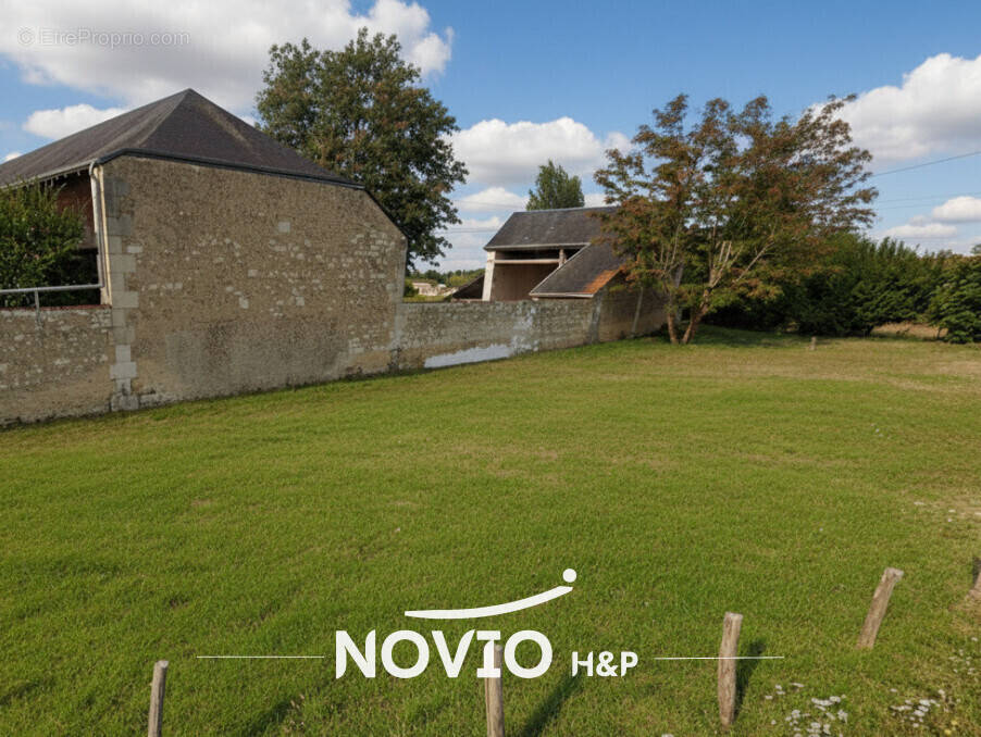 Terrain à VENDEUVRE-DU-POITOU
