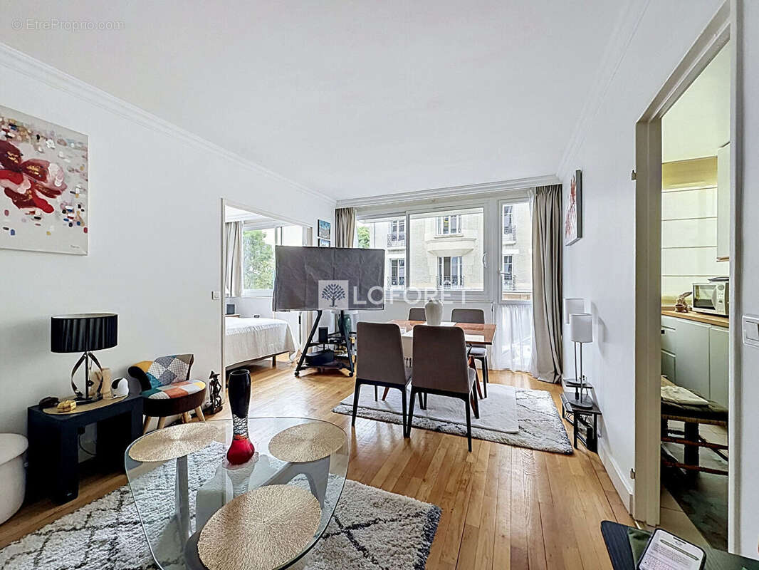 Appartement à PARIS-16E