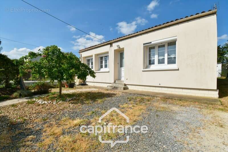Maison à vendre de plain pied 5 pièces SAINT JEAN D'ANGELY (17) sur une parcelle de 1012m² - photo 2