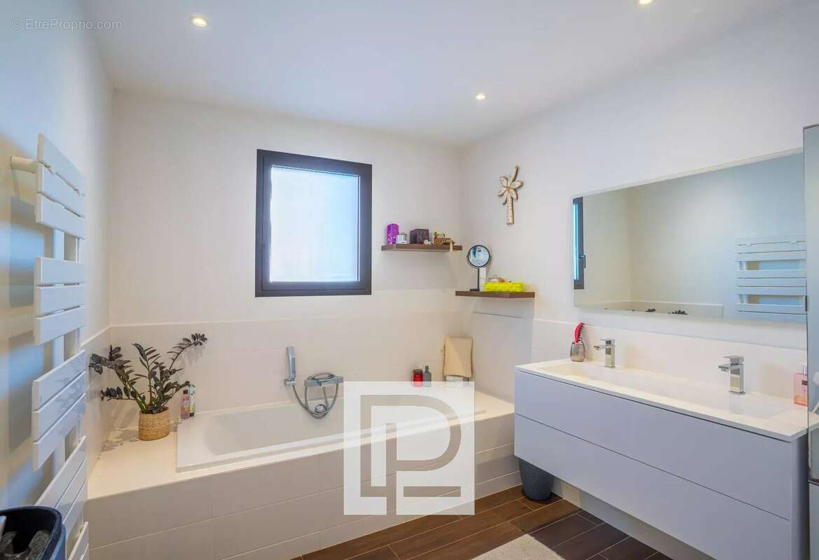 Maison à MANDELIEU-LA-NAPOULE