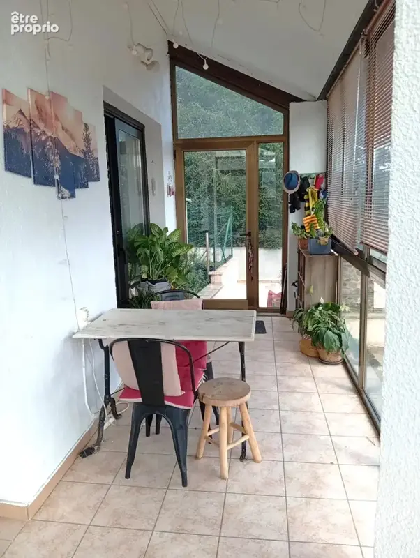 Maison jumelée avec terrain 4 faces, garage et belle vue sur les montagnes - photo 1