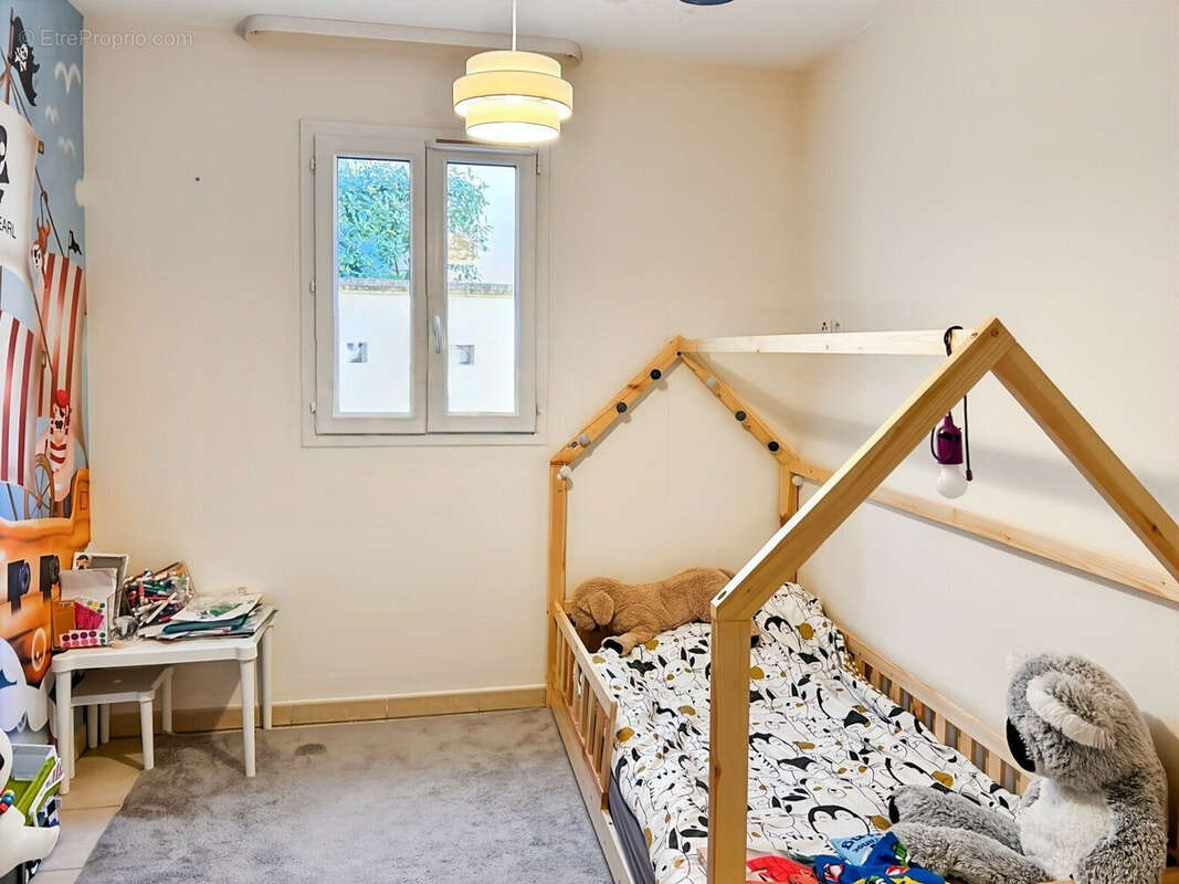 CHAMBRE  - Appartement à MALLEMORT