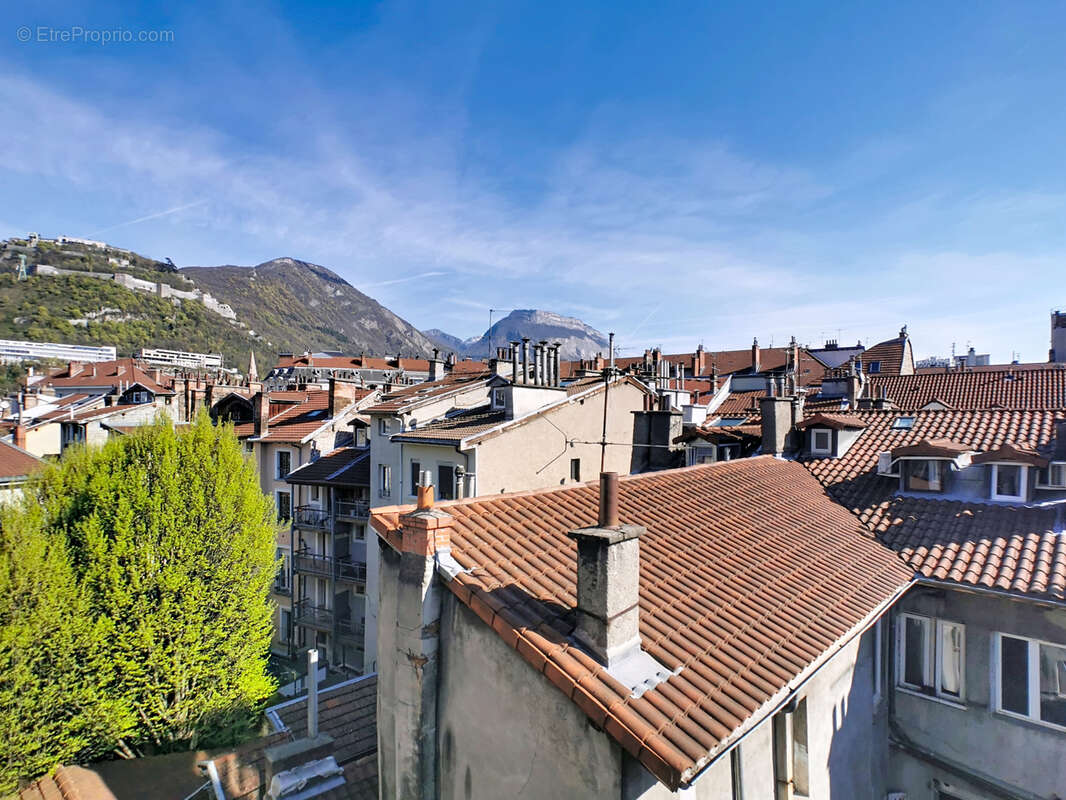 Rare en hypercentre : spacieux T2 en étage élevé avec ascenseur et terrasse - photo 5
