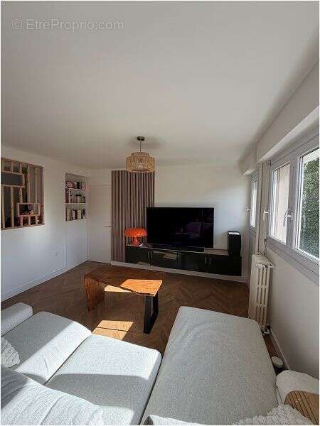 Appartement T3 entièrement rénové avec balcon et vue dégagée - photo 3