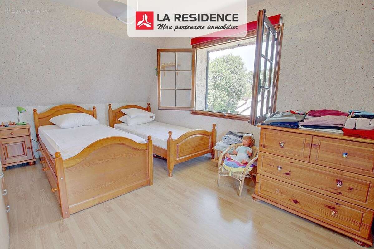 Maison 150 m² à Le Mesnil-Saint-Denis  - photo 9