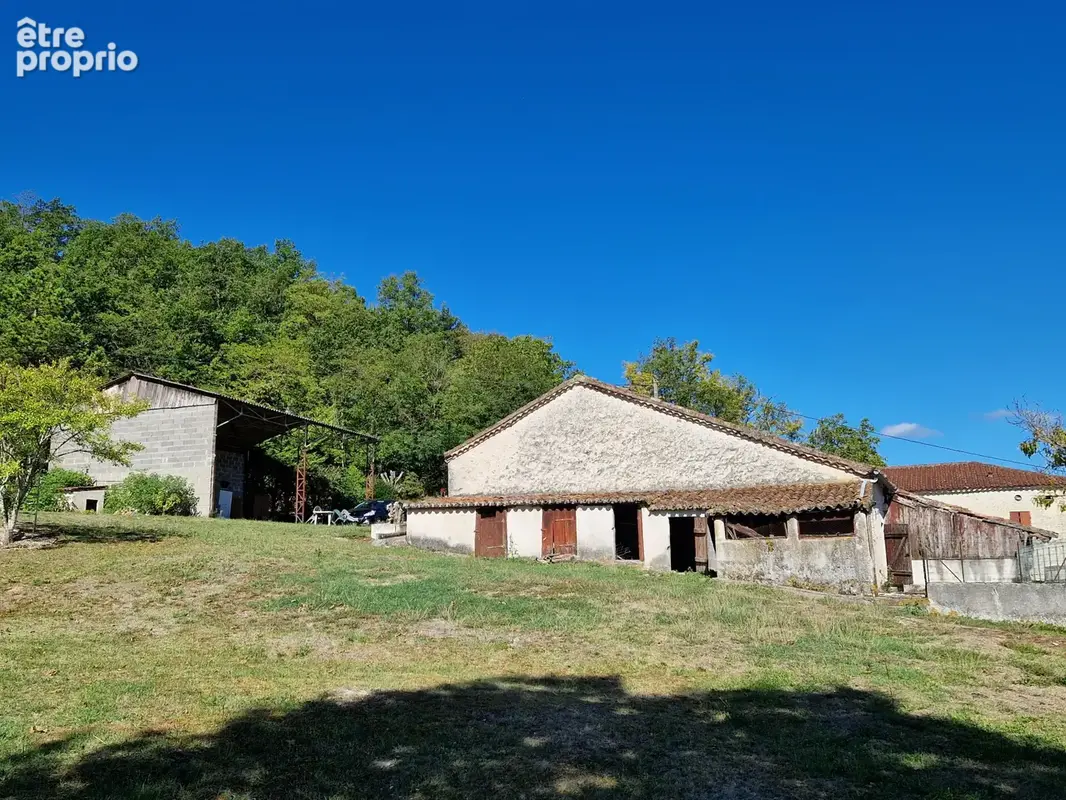 Sur les hauteurs d'Hautefage, vue MAGNIFIQUE. Ensemble immobilier Maison-Grange-Longère en pierre à rénover. - photo 27