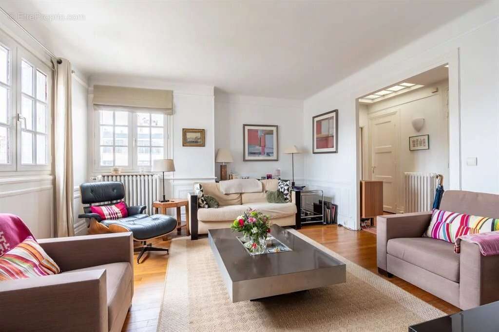 Appartement à PARIS-16E