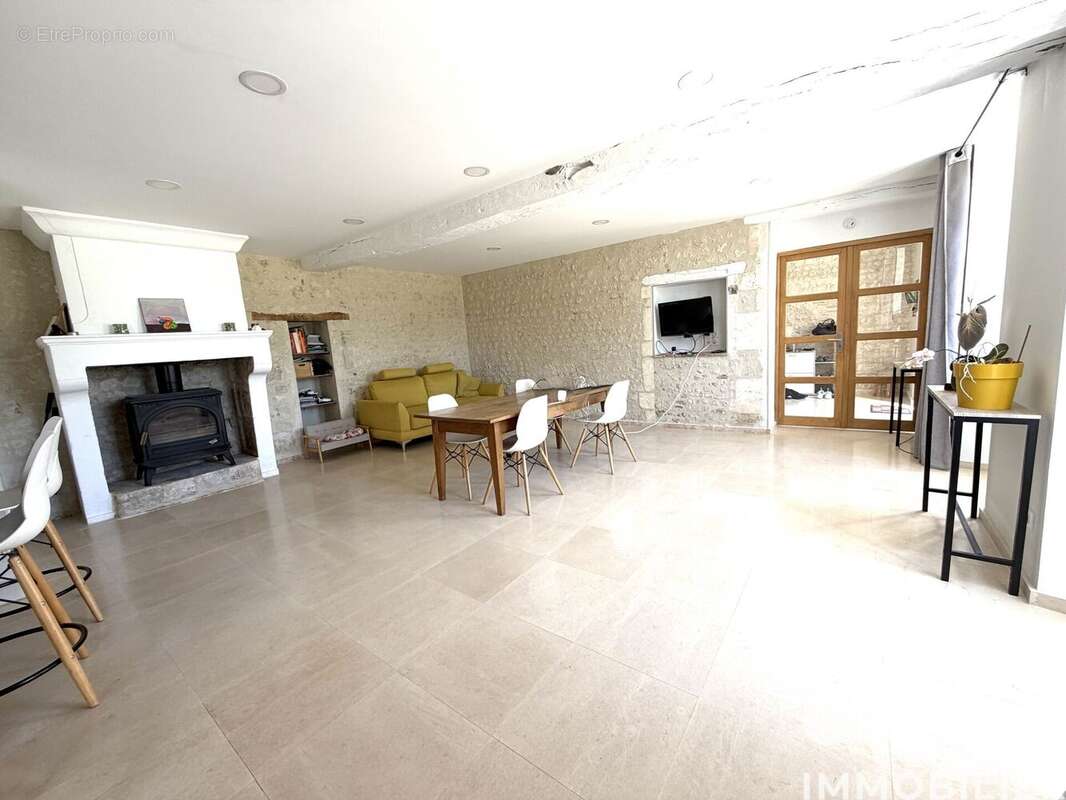Maison 234 m² à Challignac  - photo 7