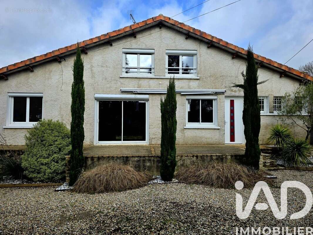 Maison 110 m² à Saint-Genis-D'hiersac  - photo 3