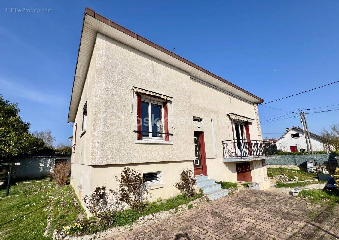 Maison à LAROCHE-SAINT-CYDROINE
