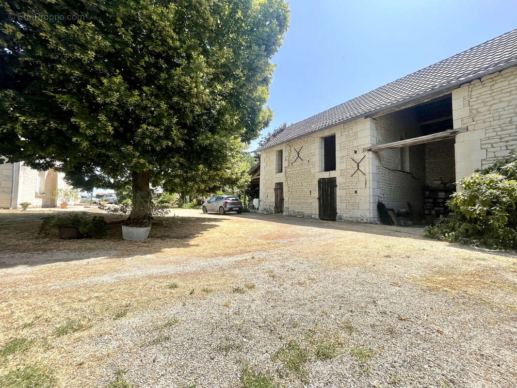 Propriete de caractere avec superbe dependances en pierre- le tout clos de murs - photo 2