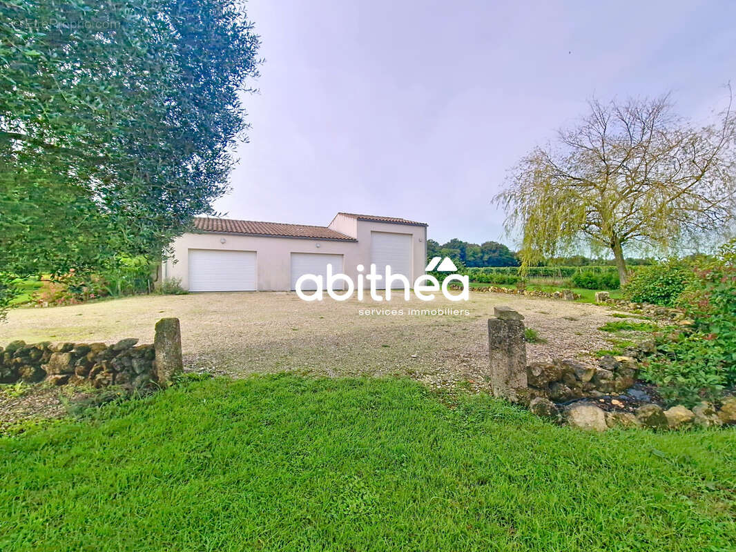 Maison à SAINT-GENIS-DE-SAINTONGE