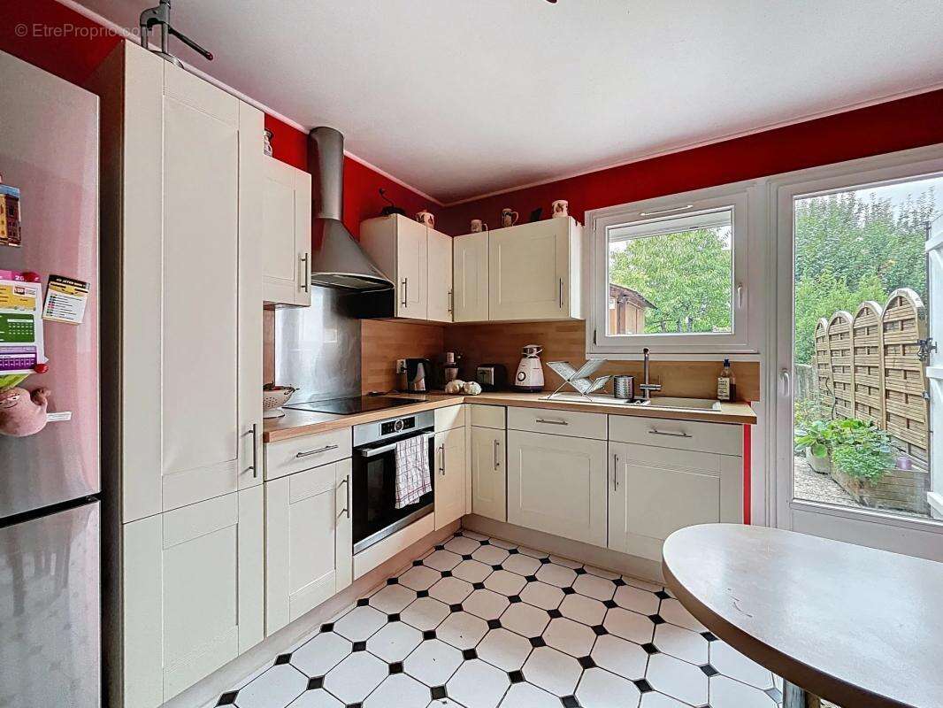 Maison à VOISINS-LE-BRETONNEUX