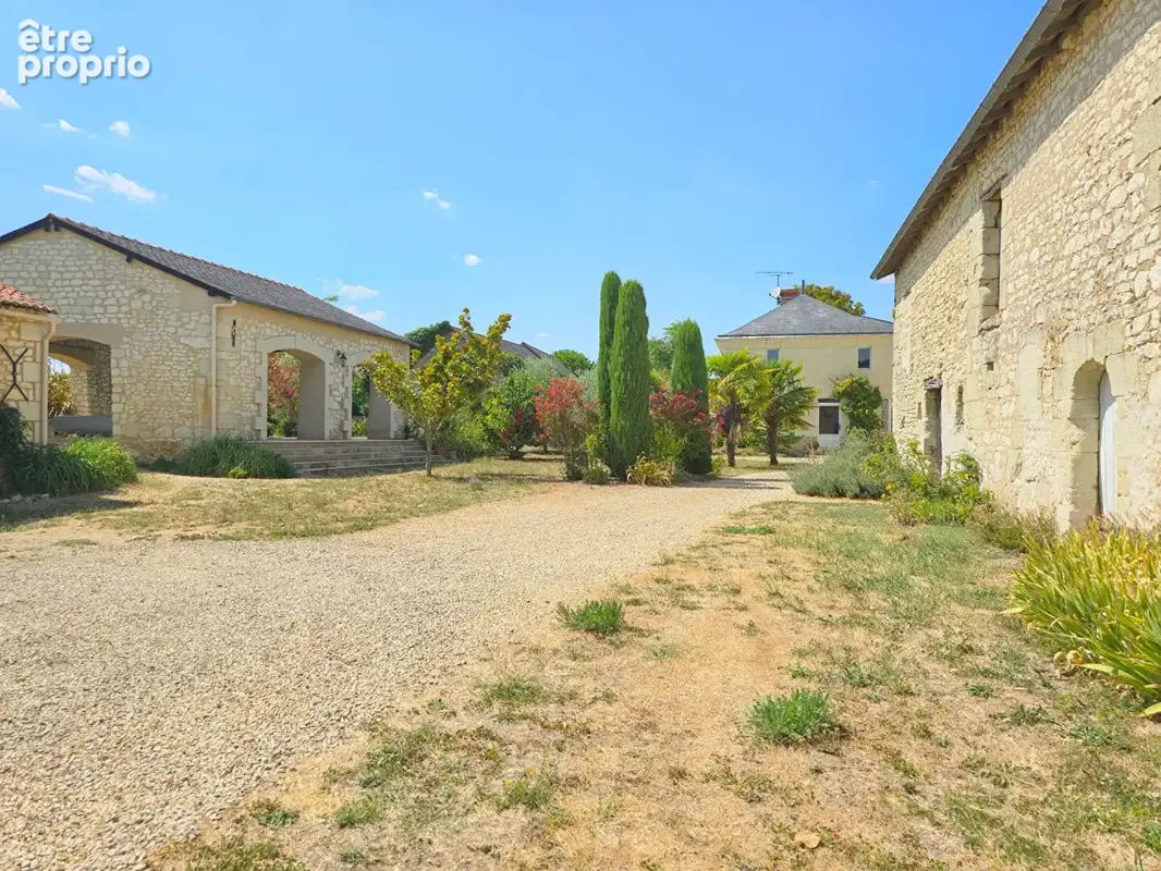 Maison de caractère à vendre à Vaudelnay avec piscine, dépendances et caves troglodytes - photo 16