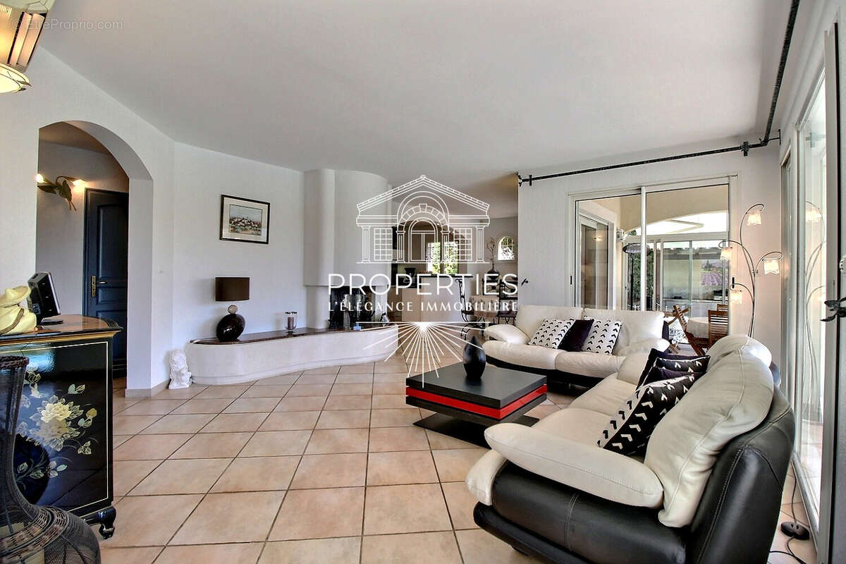 La londe - domaine de valcros - maison de 5 pièces - 130m² - piscine - photo 2