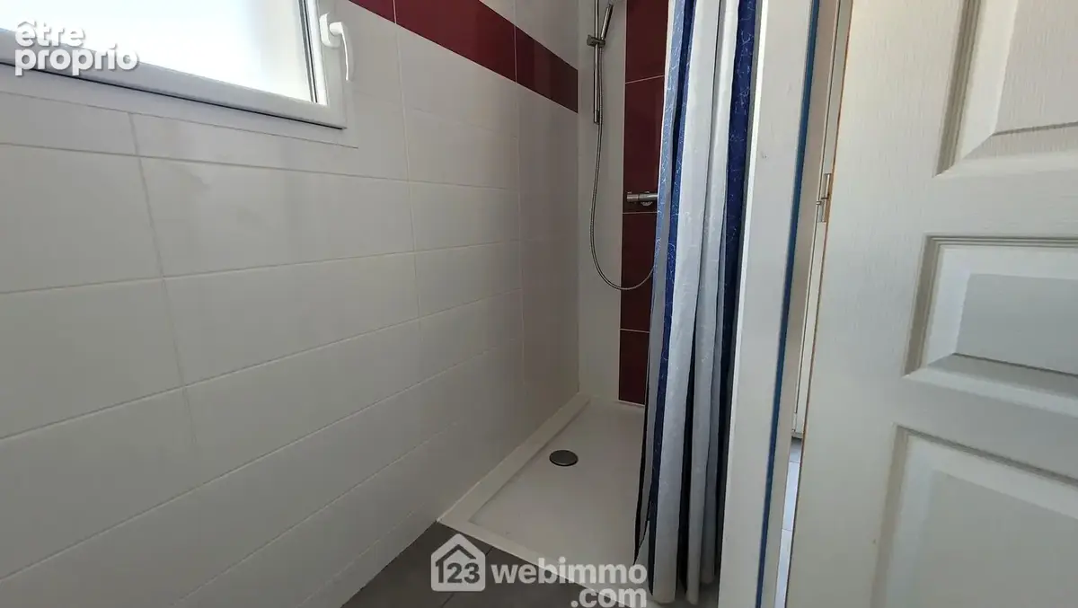 Avec pièce douche