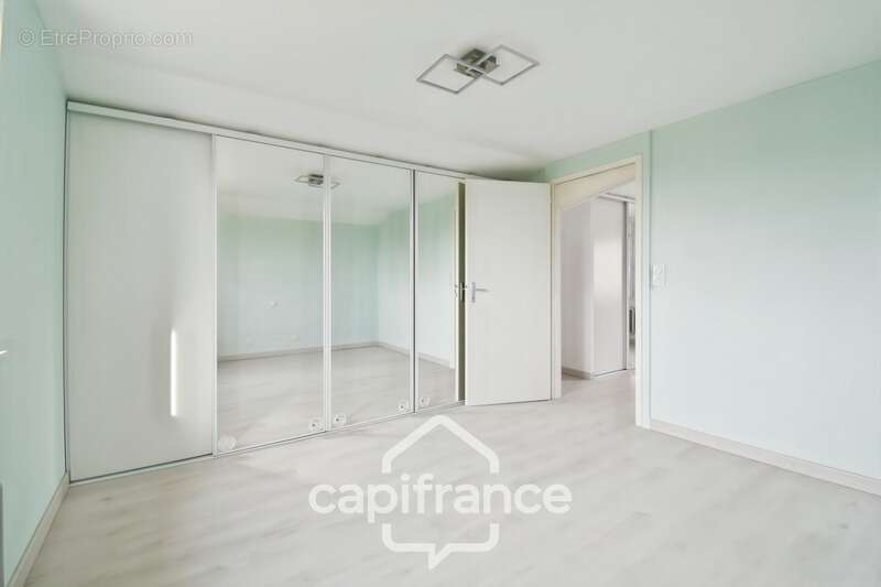Maison à vendre entièrement rénovée, 6 pièces SAINT JEAN D'ANGELY (17), proche commerces avec jardin et garage - photo 15