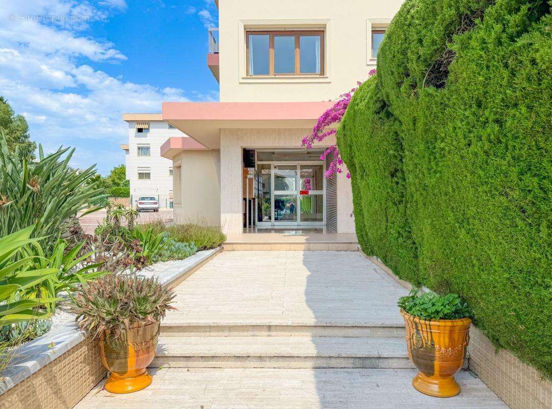Appartement à SAINT-LAURENT-DU-VAR