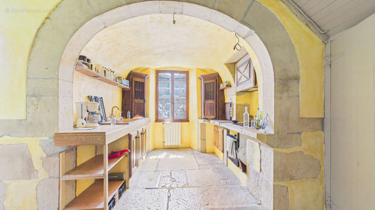 Maison de caractère de 200 m² avec dépendances et terrain de 6 800 m² - photo 12