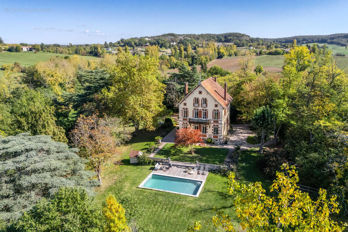 Country property with pool and stables - photo 6