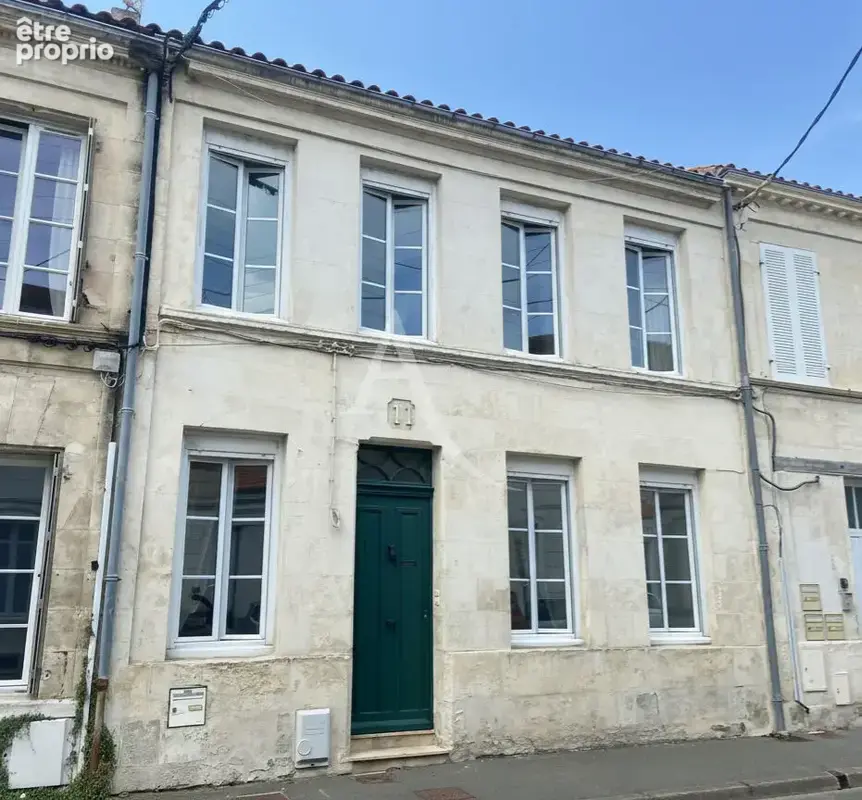 Maison de ville à étage avec jardins et dépendances - photo 1