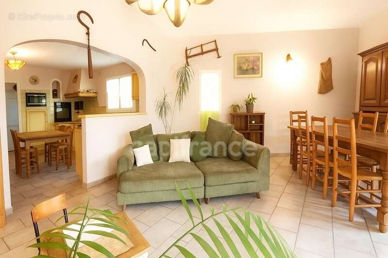 Maison à FONTVIEILLE