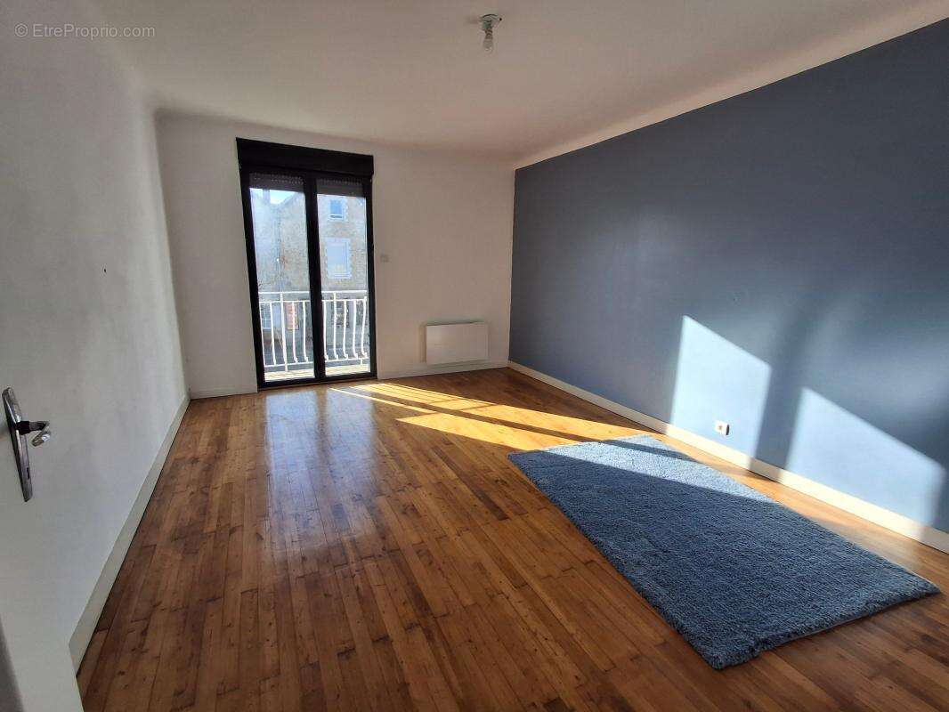 Maison à SAINT-JULIEN-DE-VOUVANTES