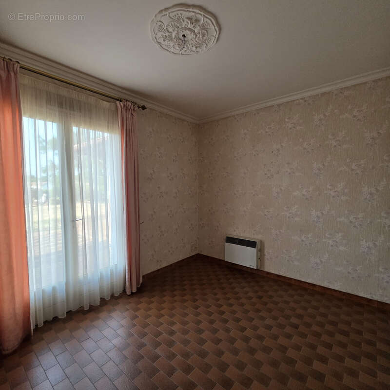 Maison familiale avec dépendances, terrain clos de 2 965 m2 et fort potentiel professionnel - photo 10