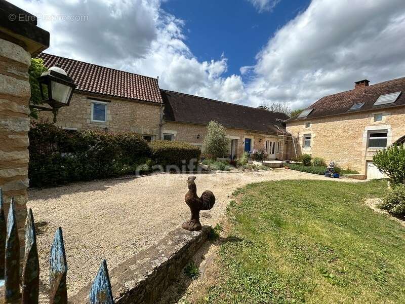 Dpt Dordogne (24), à vendre COULAURES maison P11 de 390 m² - Terrain de 4 828,00 m² - Plain pied - photo 27