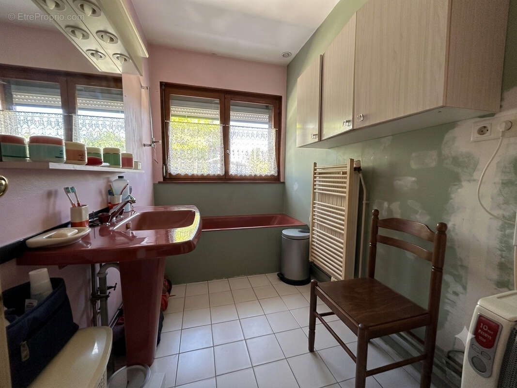 Pavillon individuel de 1986 développant 104m2 et bâti sur 868m2, très beau potentiel  ! - photo 9