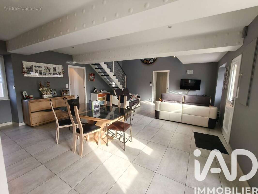 Maison 211 m² à Les Brouzils  - photo 4