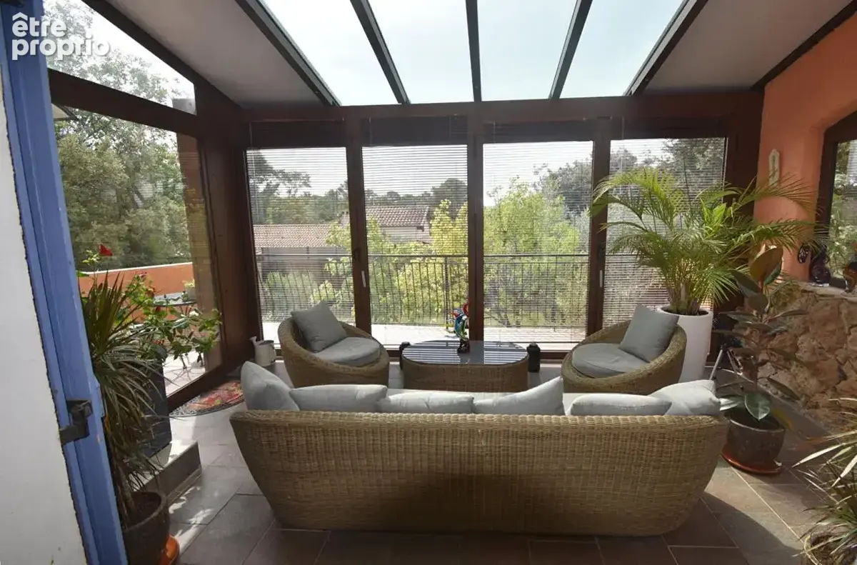 Villa 145 m² plain-pied, piscine  au sel, chauffée & pool house, 1 300 m² de terrain - photo 10