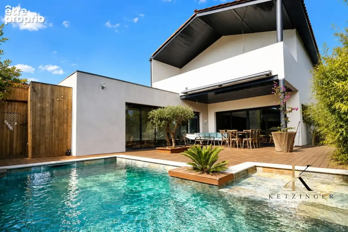 Villa moderne avec piscine et deck en bois