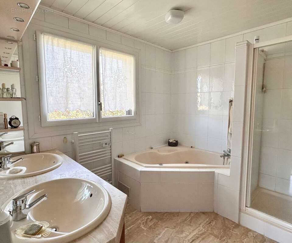 Maison à SAINT-GENIS-LES-OLLIERES