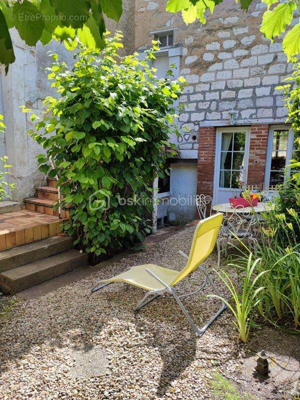 Maison bourgeoise de 100 m² avec cave et extérieurs - photo 13