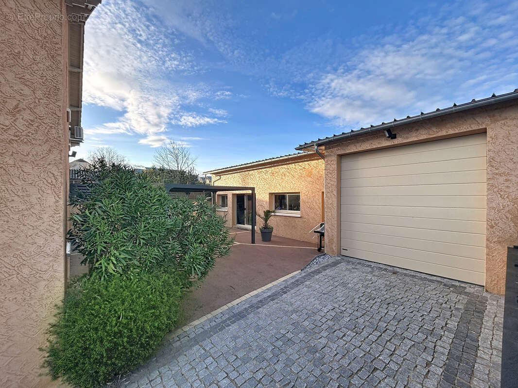 Maison à SAINT-PANTALEON-DE-LARCHE