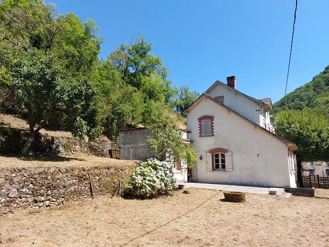 Maison de charme 185m² à rénover proche centre ville avec terrain. - photo 15