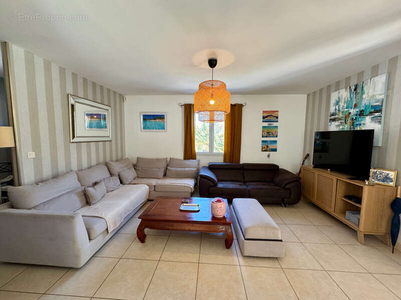 A vendre : Villa contemporaine de plain-pied avec piscine chauffée et vue montagne (Corse) - photo 5