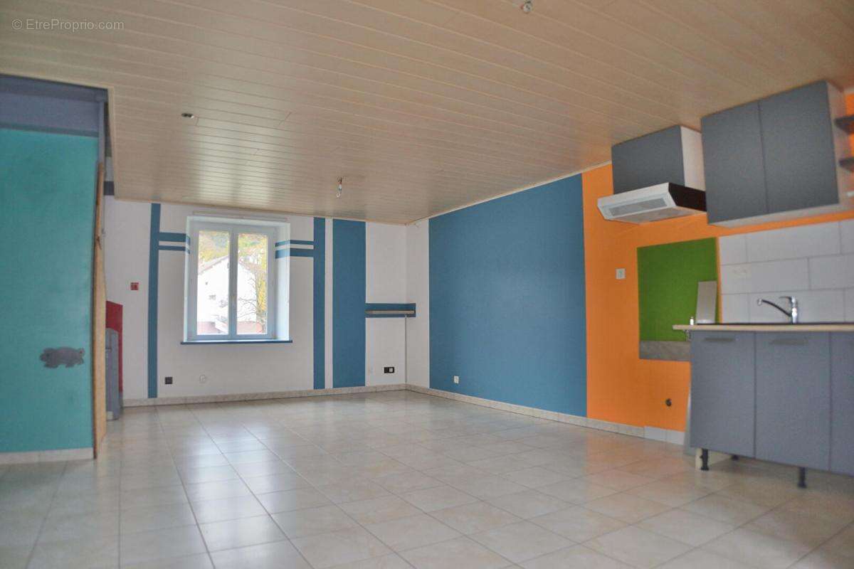 Bâtiment Professionnel de 250m2 + partie habitation de 130m2 - photo 10