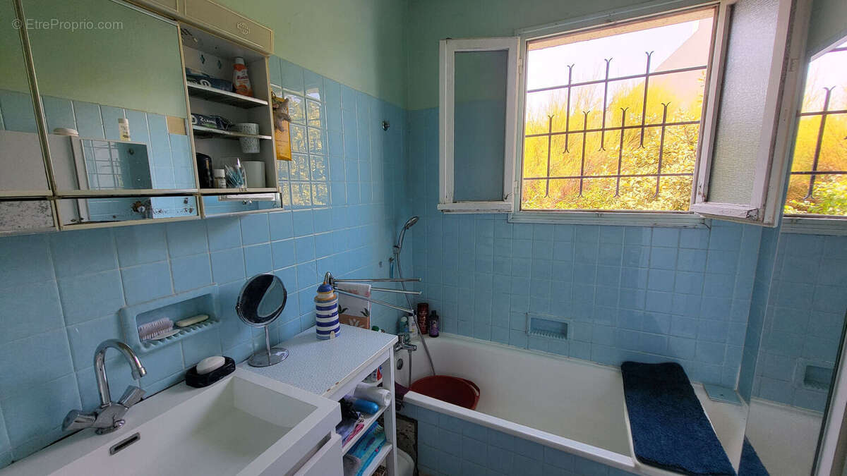 Maison à vendre à Le Palais : cadre idyllique, charme authentique et potentiel à saisir - photo 7