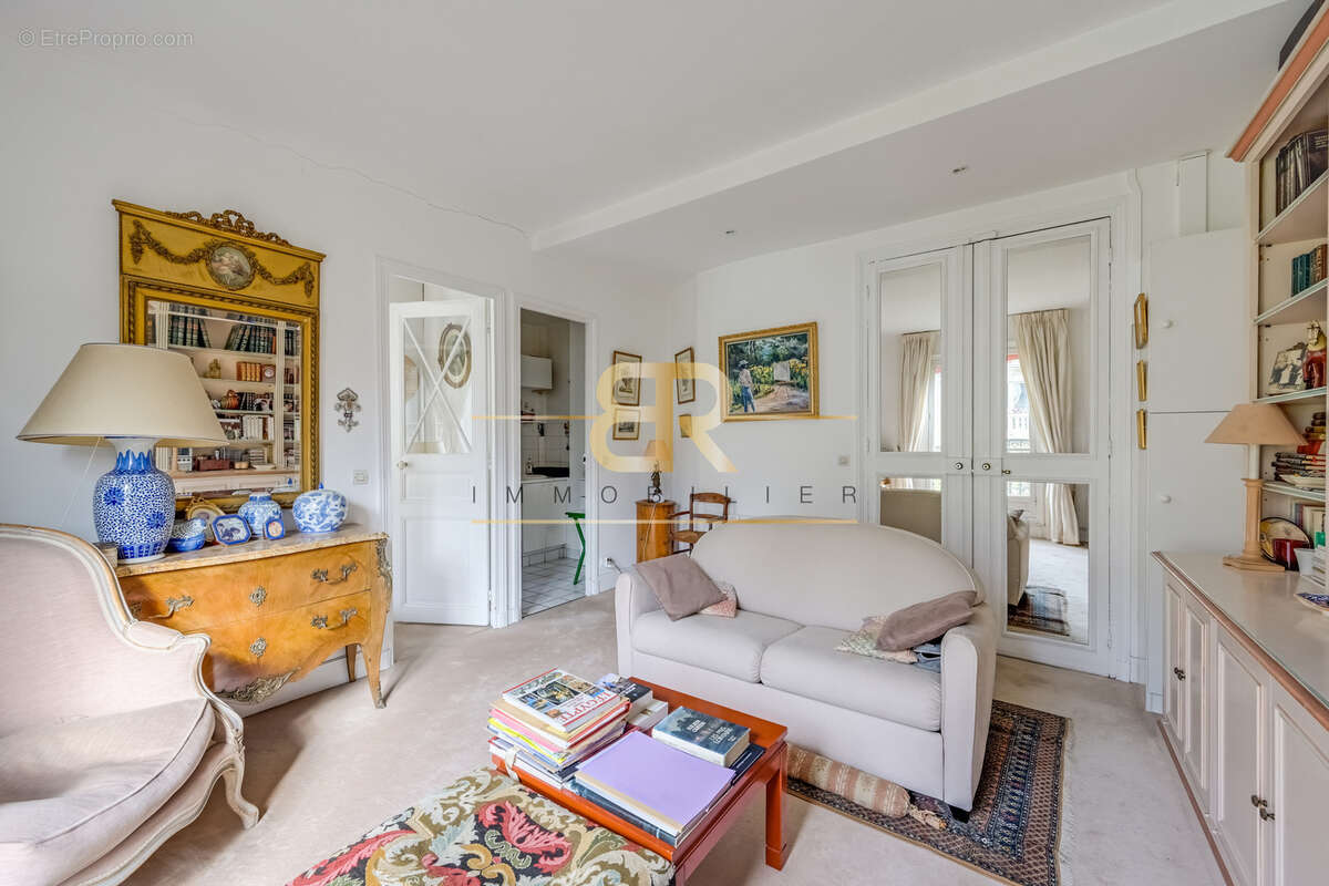 Appartement à PARIS-16E