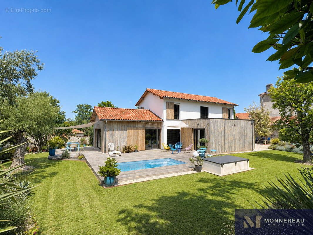 Maison à BARBEZIEUX-SAINT-HILAIRE