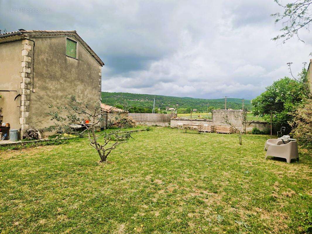 Charme, authenticité et potentiel pour cette belle maison de 90 m² + 50 m² de remise sur un terrain 690 m² constructible dans sa - photo 17