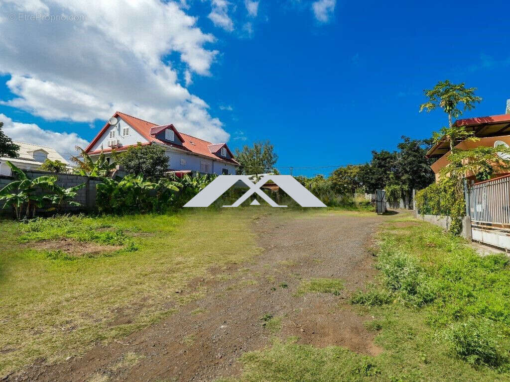 Terrain à LE TAMPON